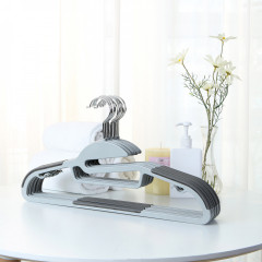 Plastová ramínka balení 20 ks | šedé č.1