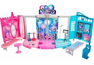 Mattel Barbie Rock´n Royals 2 in 1, scena si după cortina č.1